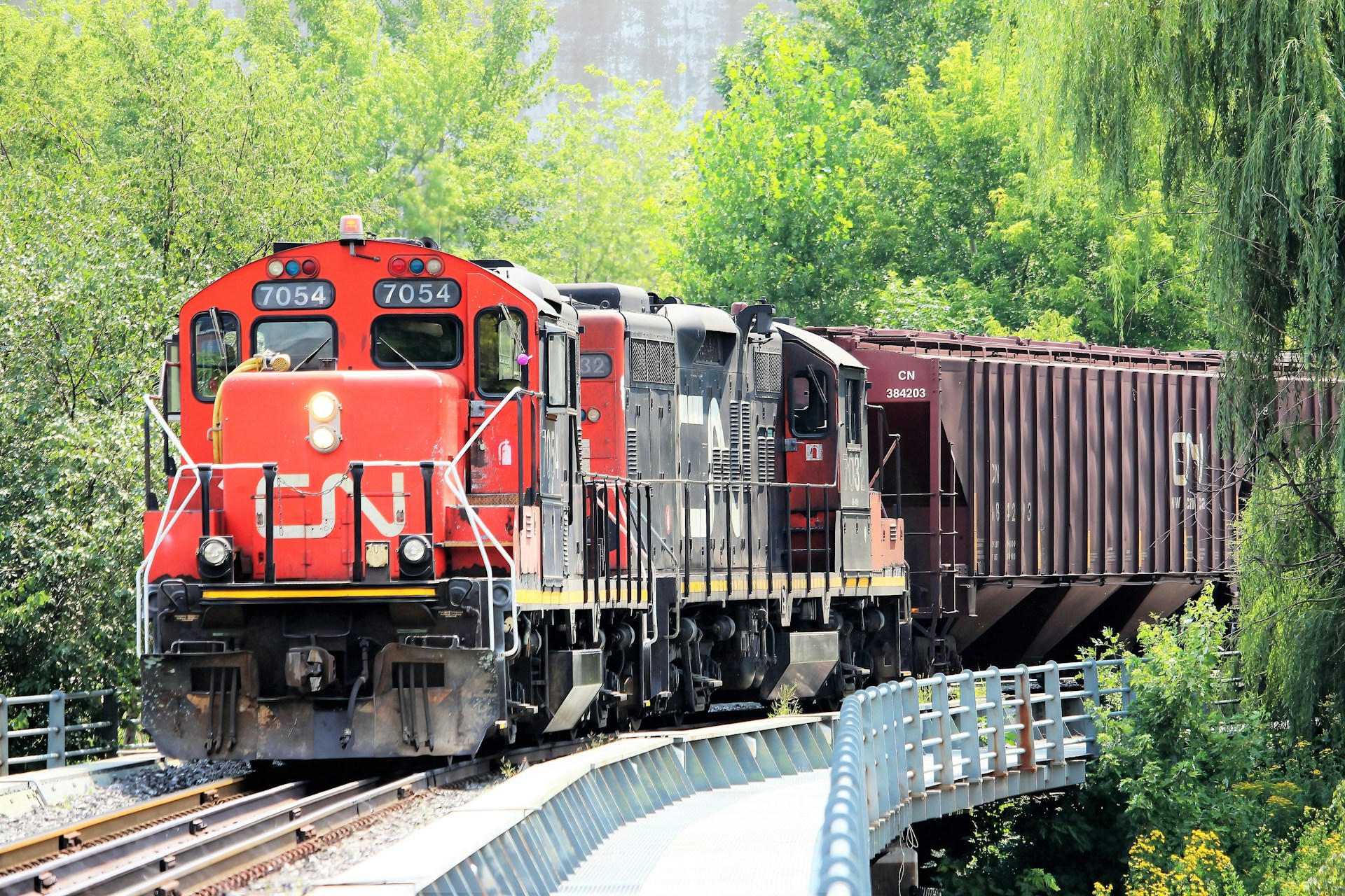 物流でお困りの際は日新運輸工業にお任せください